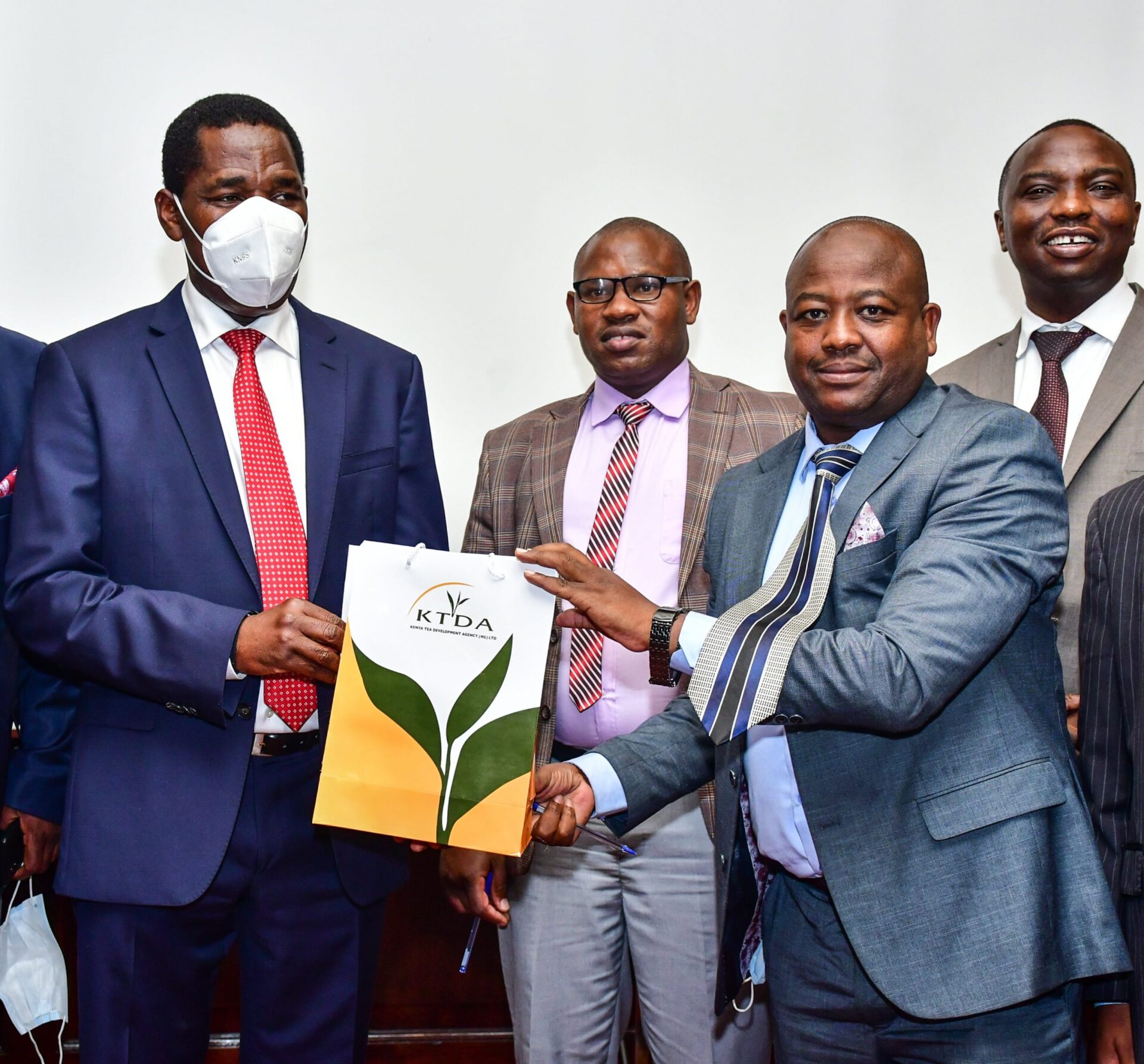 Former Agriculture CS Peter Munya with KTDA Board Chairman, David Ichoho, during an induction ceremony for KTDA Holdings' new board members held at a Nairobi hotel on 7th July, 2021. Looking on are Company Secretary, Patrick Ngunjiri (extreme right) and KTDA Holdings Vice Chairman, Dr Wesley Koech.