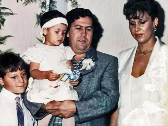 An image of Pablo Escobar Holding her daughter Manuela Escobar