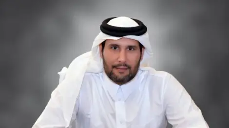 An image of Sheikh Jassim being congratulated on Manchester United Take over