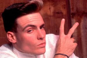 An image of Vanilla Ice Posing for a photo,