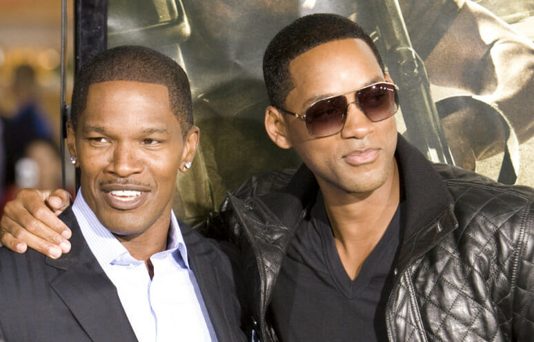 An image of Jamie Fox and Will Smith posing for a photo in a show.