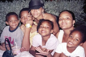 An image of Rihanna and her siblings