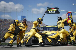 How much do NASCAR pit crews make